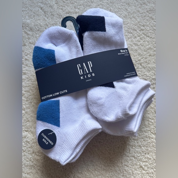 GAP Other - Low cut Gap boy "s sock 6 pairs size shoe 10-4